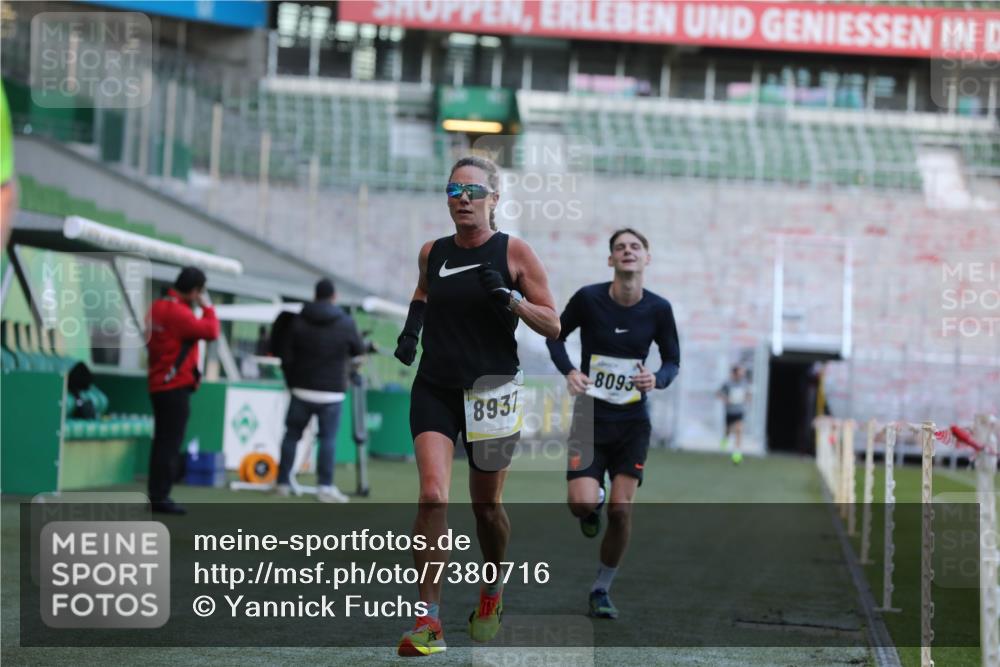 06.10.2024 - 19. swb-Marathon Bremen Yannick Fuchs http://msf.ph/oto/7380716 06.10.2024 10:21:04 Laufen im Stadion 7230, 7719, 8093, 8397, 8657, 8825, 8937, 8948, 8955, 9105 meine-sportfotos.de