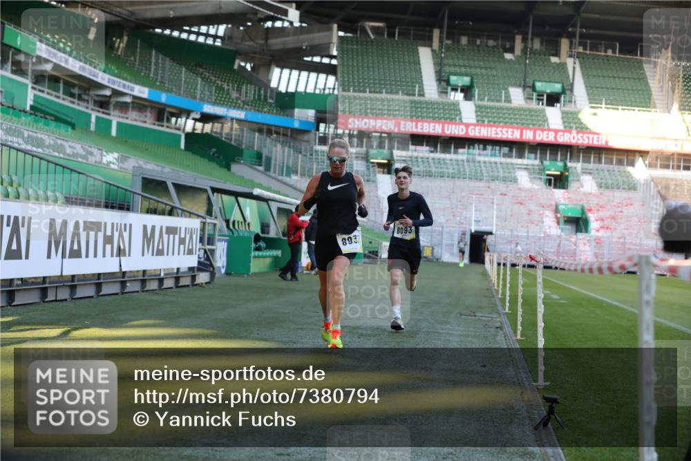06.10.2024 - 19. swb-Marathon Bremen Yannick Fuchs http://msf.ph/oto/7380794 06.10.2024 10:21:05 Laufen im Stadion 7230, 7719, 8093, 8397, 8657, 8825, 8937, 8948, 8955, 9105 meine-sportfotos.de