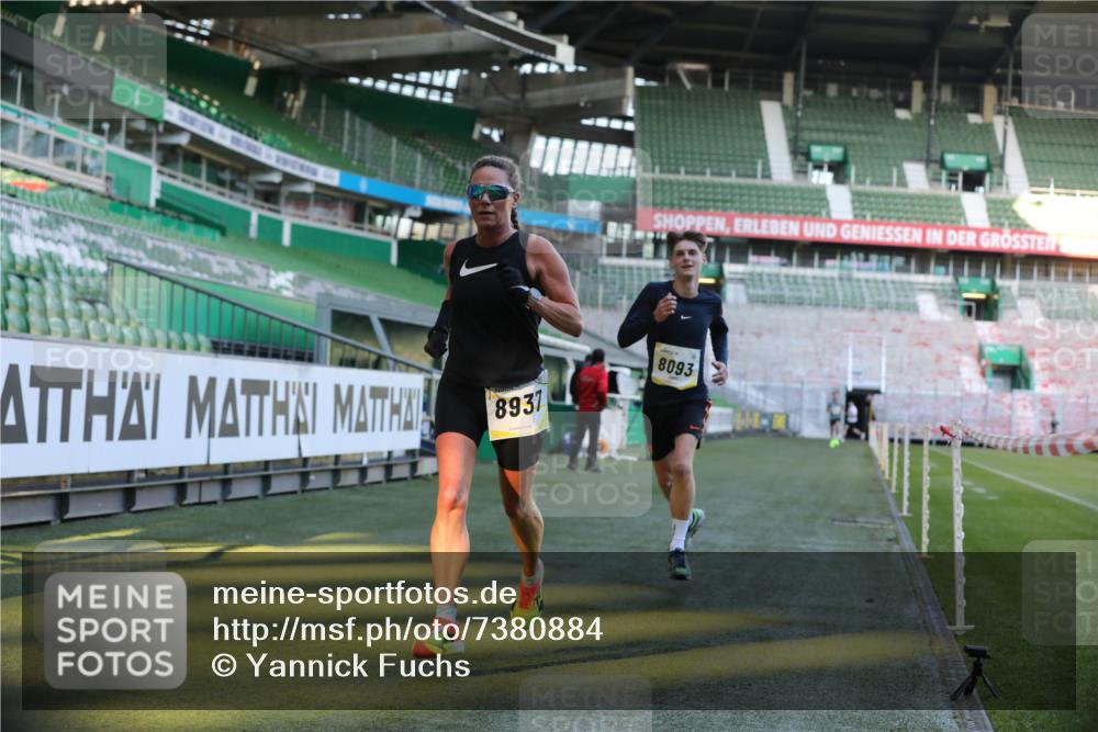 06.10.2024 - 19. swb-Marathon Bremen Yannick Fuchs http://msf.ph/oto/7380884 06.10.2024 10:21:06 Laufen im Stadion 7230, 7719, 8093, 8397, 8657, 8825, 8937, 8948, 8955, 9105 meine-sportfotos.de