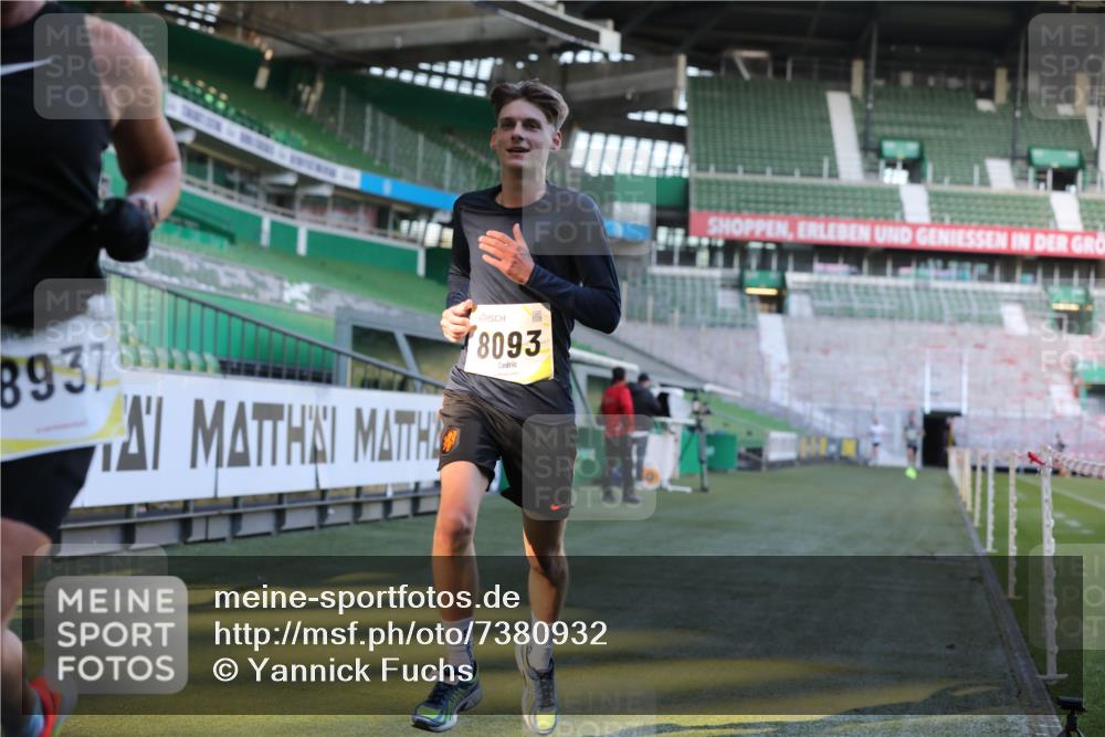 06.10.2024 - 19. swb-Marathon Bremen Yannick Fuchs http://msf.ph/oto/7380932 06.10.2024 10:21:07 Laufen im Stadion 7230, 7719, 8093, 8397, 8657, 8825, 8937, 8948, 8955, 9105 meine-sportfotos.de