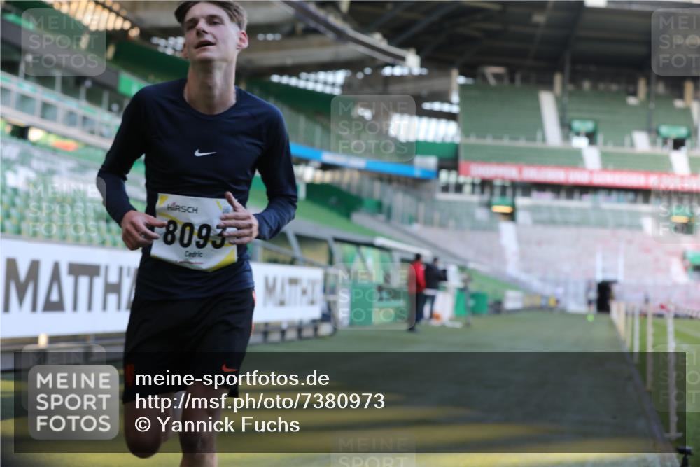 06.10.2024 - 19. swb-Marathon Bremen Yannick Fuchs http://msf.ph/oto/7380973 06.10.2024 10:21:08 Laufen im Stadion 7230, 7719, 8093, 8397, 8657, 8825, 8937, 8948, 8955, 9105 meine-sportfotos.de