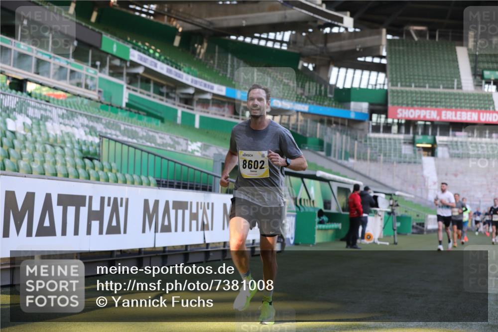 06.10.2024 - 19. swb-Marathon Bremen Yannick Fuchs http://msf.ph/oto/7381008 06.10.2024 10:21:25 Laufen im Stadion 7019, 7230, 7719, 7839, 8093, 8397, 8602, 8631, 8657, 8792, 8797, 8825, 8937, 8948, 8955 meine-sportfotos.de