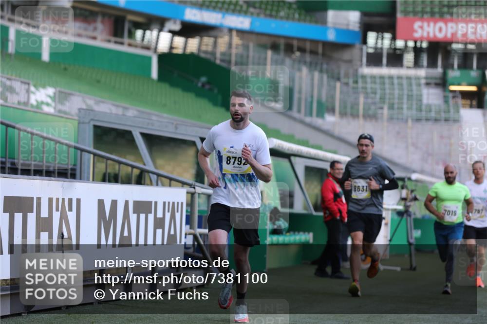 06.10.2024 - 19. swb-Marathon Bremen Yannick Fuchs http://msf.ph/oto/7381100 06.10.2024 10:21:29 Laufen im Stadion 7019, 7230, 7839, 8093, 8397, 8602, 8631, 8657, 8792, 8797, 8825, 8937, 8948 meine-sportfotos.de