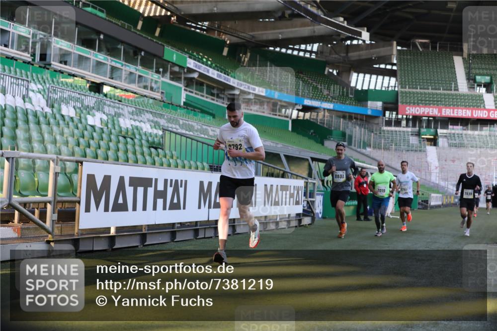 06.10.2024 - 19. swb-Marathon Bremen Yannick Fuchs http://msf.ph/oto/7381219 06.10.2024 10:21:31 Laufen im Stadion 7019, 7230, 7839, 8093, 8397, 8602, 8631, 8792, 8797, 8937, 8948 meine-sportfotos.de