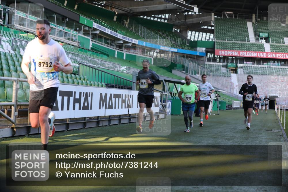 06.10.2024 - 19. swb-Marathon Bremen Yannick Fuchs http://msf.ph/oto/7381244 06.10.2024 10:21:32 Laufen im Stadion 7019, 7230, 7646, 7839, 8093, 8397, 8602, 8631, 8792, 8797, 8937 meine-sportfotos.de