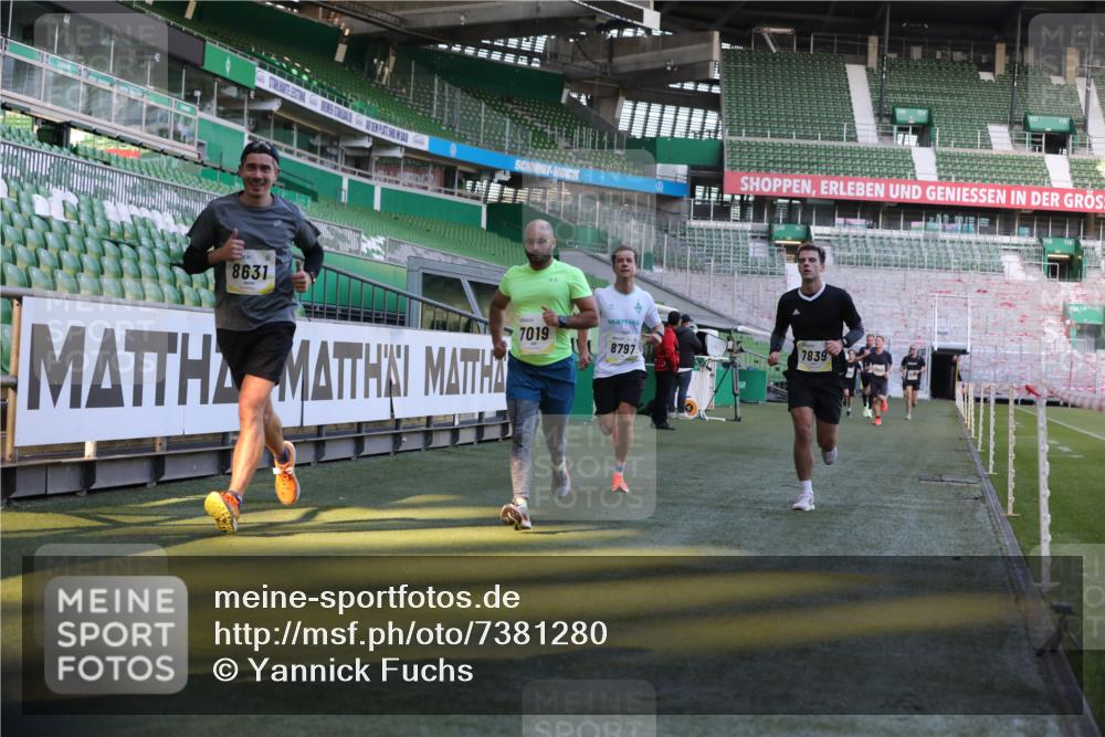 06.10.2024 - 19. swb-Marathon Bremen Yannick Fuchs http://msf.ph/oto/7381280 06.10.2024 10:21:33 Laufen im Stadion 7019, 7230, 7646, 7839, 7963, 8093, 8292, 8397, 8602, 8631, 8792, 8797, 8937 meine-sportfotos.de