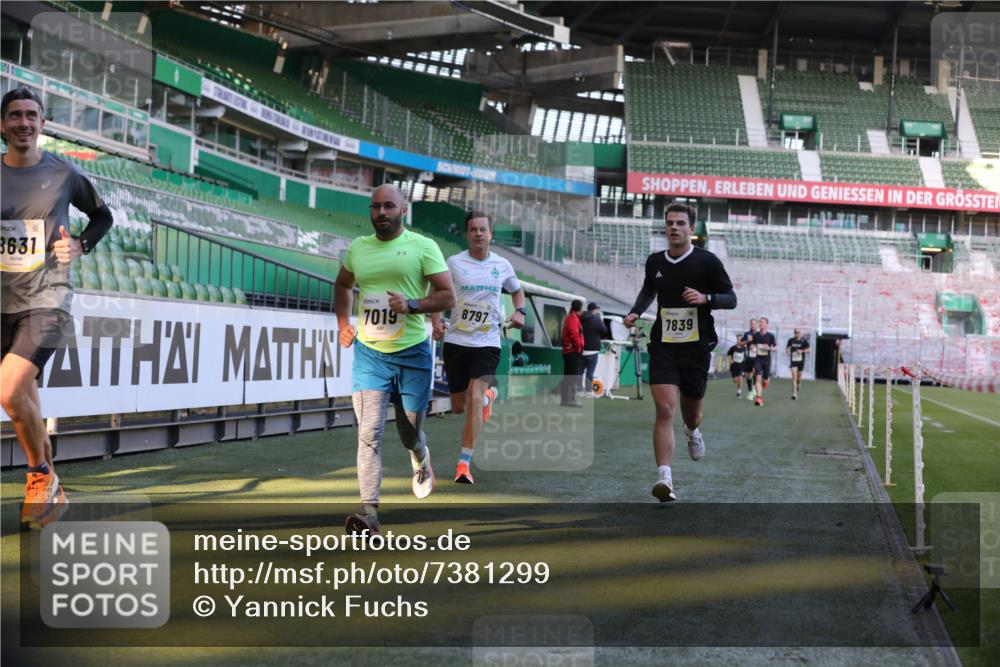 06.10.2024 - 19. swb-Marathon Bremen Yannick Fuchs http://msf.ph/oto/7381299 06.10.2024 10:21:34 Laufen im Stadion 7019, 7230, 7376, 7646, 7839, 7963, 8093, 8292, 8397, 8602, 8631, 8792, 8797, 8937 meine-sportfotos.de