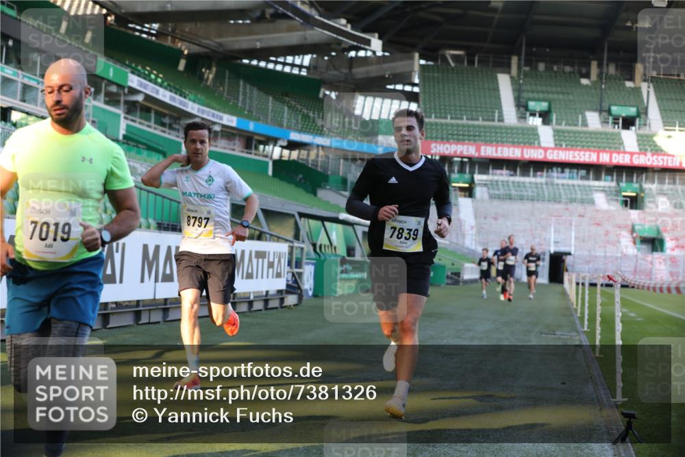 06.10.2024 - 19. swb-Marathon Bremen Yannick Fuchs http://msf.ph/oto/7381326 06.10.2024 10:21:35 Laufen im Stadion 7019, 7230, 7376, 7646, 7839, 7963, 8093, 8292, 8602, 8631, 8792, 8797, 8937 meine-sportfotos.de