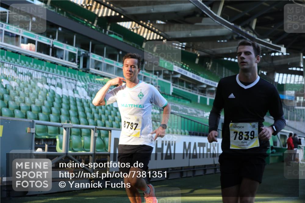 06.10.2024 - 19. swb-Marathon Bremen Yannick Fuchs http://msf.ph/oto/7381351 06.10.2024 10:21:36 Laufen im Stadion 7019, 7230, 7376, 7646, 7839, 7963, 8093, 8292, 8602, 8631, 8792, 8797, 8937 meine-sportfotos.de
