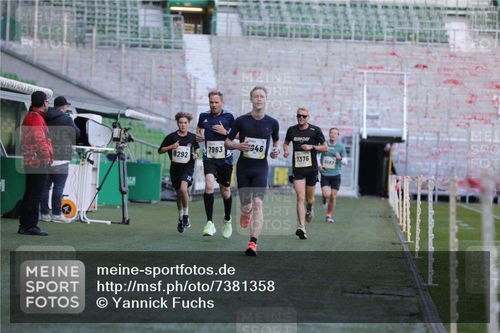 06.10.2024 - 19. swb-Marathon Bremen Yannick Fuchs http://msf.ph/oto/7381358 06.10.2024 10:21:37 Laufen im Stadion 7019, 7230, 7376, 7646, 7839, 7963, 8093, 8292, 8583, 8602, 8631, 8792, 8797, 8937 meine-sportfotos.de