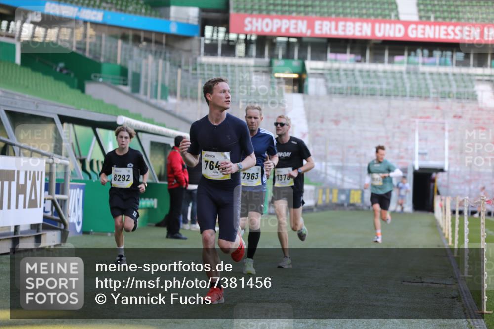 06.10.2024 - 19. swb-Marathon Bremen Yannick Fuchs http://msf.ph/oto/7381456 06.10.2024 10:21:41 Laufen im Stadion 7019, 7376, 7646, 7839, 7963, 8093, 8292, 8583, 8602, 8631, 8792, 8797 meine-sportfotos.de