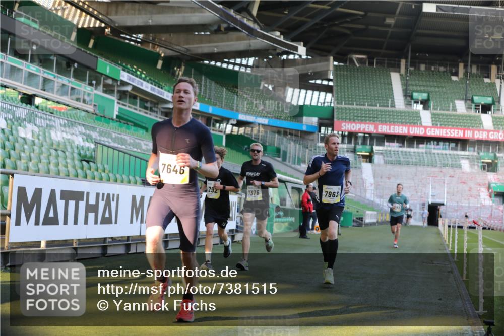 06.10.2024 - 19. swb-Marathon Bremen Yannick Fuchs http://msf.ph/oto/7381515 06.10.2024 10:21:43 Laufen im Stadion 7019, 7376, 7646, 7839, 7963, 8292, 8583, 8602, 8631, 8792, 8797 meine-sportfotos.de