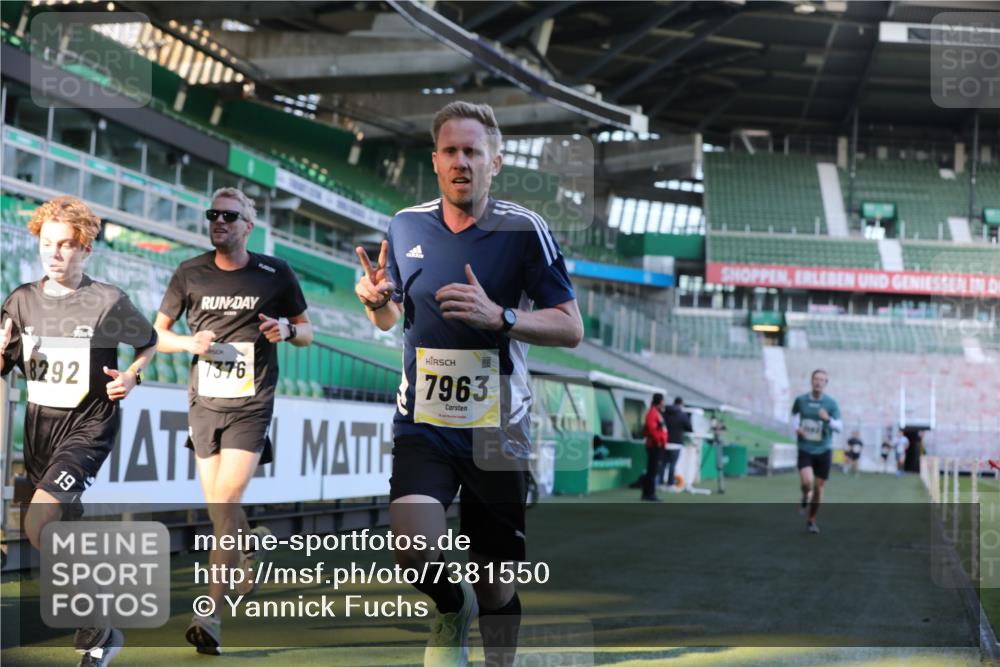 06.10.2024 - 19. swb-Marathon Bremen Yannick Fuchs http://msf.ph/oto/7381550 06.10.2024 10:21:44 Laufen im Stadion 7019, 7376, 7646, 7839, 7963, 8292, 8583, 8602, 8631, 8792, 8797 meine-sportfotos.de