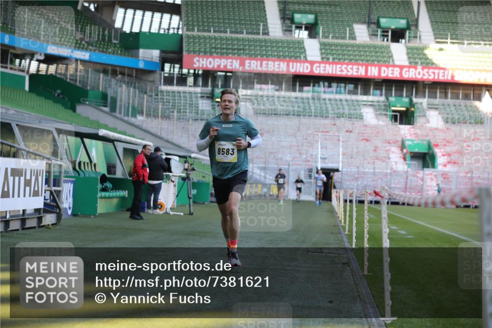 06.10.2024 - 19. swb-Marathon Bremen Yannick Fuchs http://msf.ph/oto/7381621 06.10.2024 10:21:46 Laufen im Stadion 7019, 7376, 7646, 7839, 7963, 8292, 8583, 8602, 8631, 8792, 8797 meine-sportfotos.de