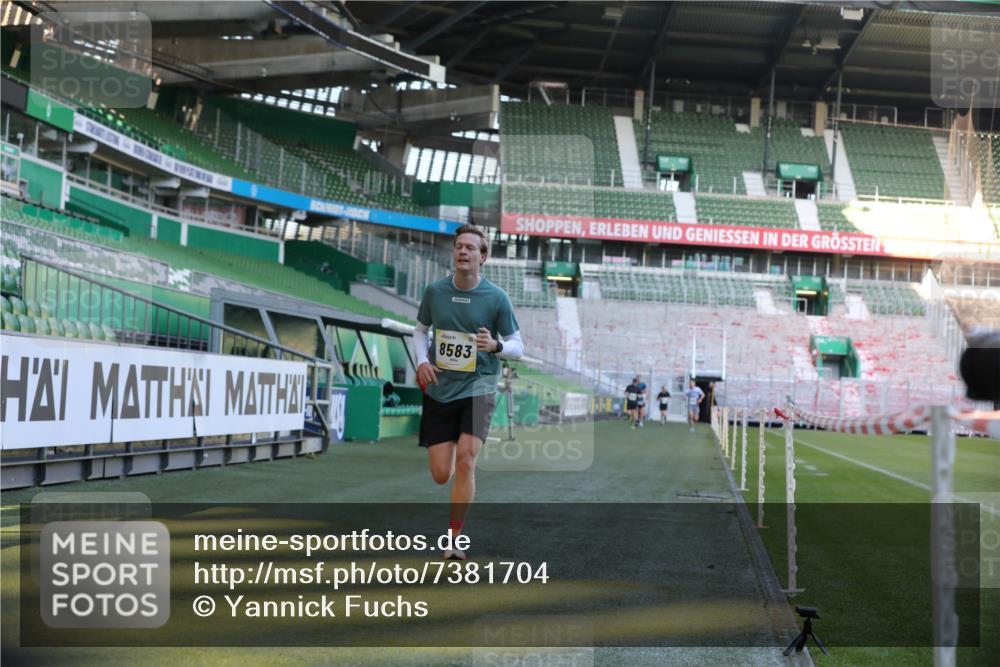 06.10.2024 - 19. swb-Marathon Bremen Yannick Fuchs http://msf.ph/oto/7381704 06.10.2024 10:21:47 Laufen im Stadion 7019, 7376, 7646, 7839, 7963, 8292, 8583, 8602, 8631, 8792, 8797 meine-sportfotos.de