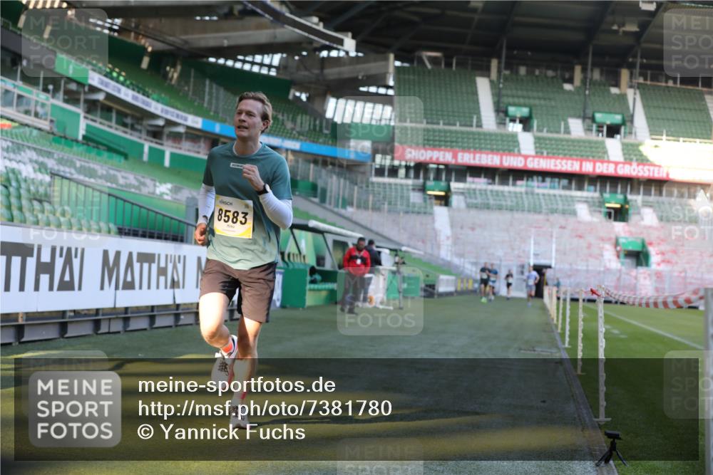 06.10.2024 - 19. swb-Marathon Bremen Yannick Fuchs http://msf.ph/oto/7381780 06.10.2024 10:21:48 Laufen im Stadion 7019, 7376, 7646, 7839, 7963, 8292, 8583, 8602, 8631, 8792, 8797 meine-sportfotos.de
