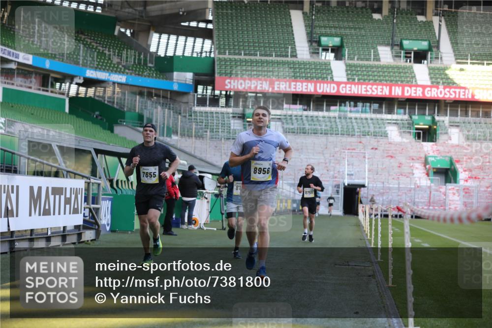 06.10.2024 - 19. swb-Marathon Bremen Yannick Fuchs http://msf.ph/oto/7381800 06.10.2024 10:22:01 Laufen im Stadion 7019, 7376, 7646, 7655, 7839, 7963, 8198, 8292, 8583, 8631, 8755, 8781, 8792, 8797, 8956 meine-sportfotos.de