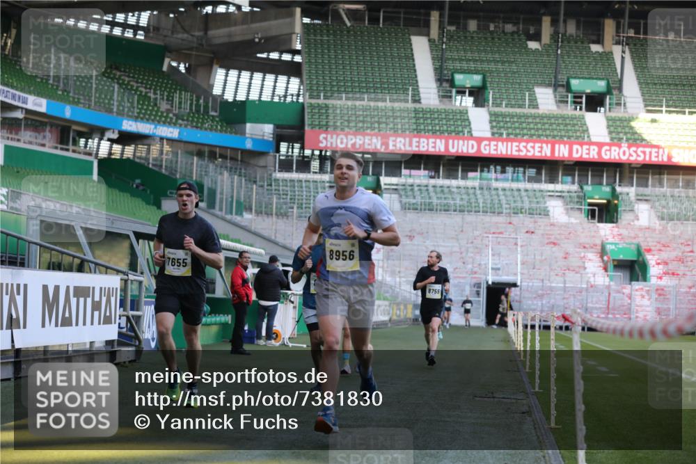 06.10.2024 - 19. swb-Marathon Bremen Yannick Fuchs http://msf.ph/oto/7381830 06.10.2024 10:22:02 Laufen im Stadion 7019, 7376, 7646, 7655, 7839, 7963, 8198, 8292, 8511, 8583, 8631, 8755, 8781, 8792, 8797, 8956 meine-sportfotos.de