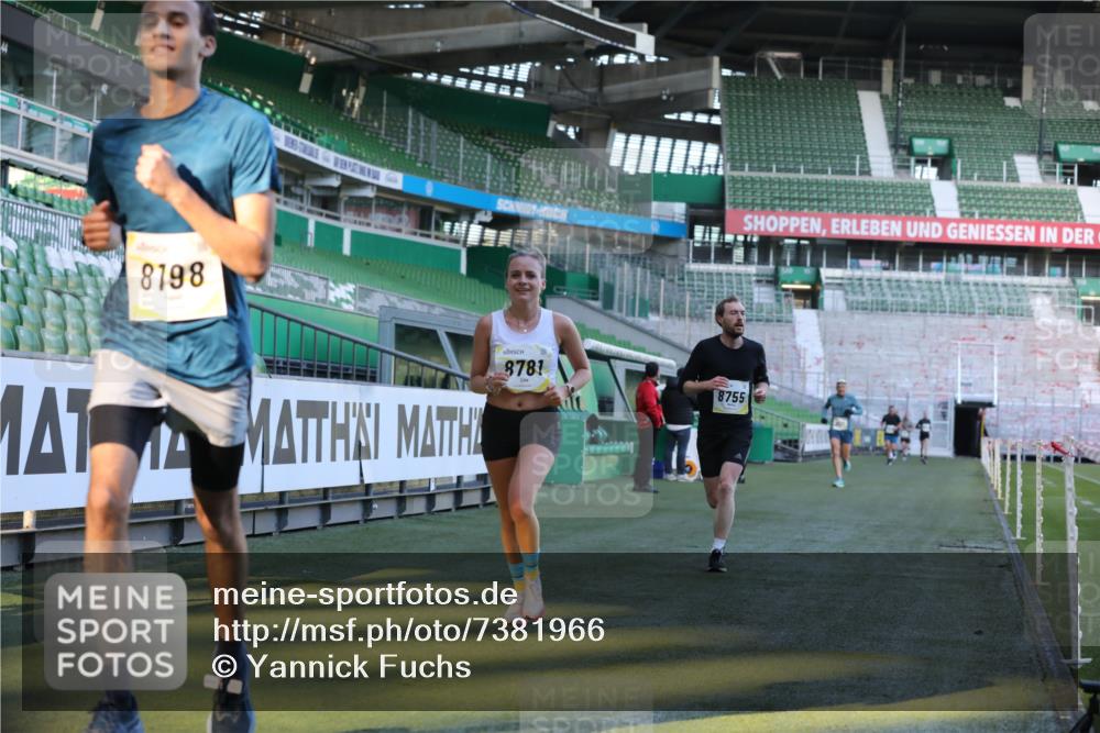06.10.2024 - 19. swb-Marathon Bremen Yannick Fuchs http://msf.ph/oto/7381966 06.10.2024 10:22:05 Laufen im Stadion 7019, 7376, 7646, 7655, 7839, 7963, 8198, 8292, 8511, 8583, 8631, 8755, 8781, 8797, 8956 meine-sportfotos.de