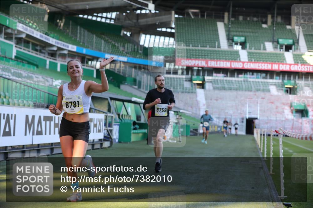 06.10.2024 - 19. swb-Marathon Bremen Yannick Fuchs http://msf.ph/oto/7382010 06.10.2024 10:22:06 Laufen im Stadion 7019, 7376, 7646, 7655, 7839, 7963, 8198, 8292, 8511, 8583, 8631, 8755, 8781, 8797, 8956 meine-sportfotos.de