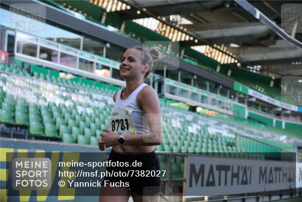 06.10.2024 - 19. swb-Marathon Bremen Yannick Fuchs http://msf.ph/oto/7382027 06.10.2024 10:22:07 Laufen im Stadion 7019, 7376, 7646, 7655, 7839, 7963, 8198, 8292, 8511, 8583, 8631, 8755, 8781, 8797, 8956 meine-sportfotos.de