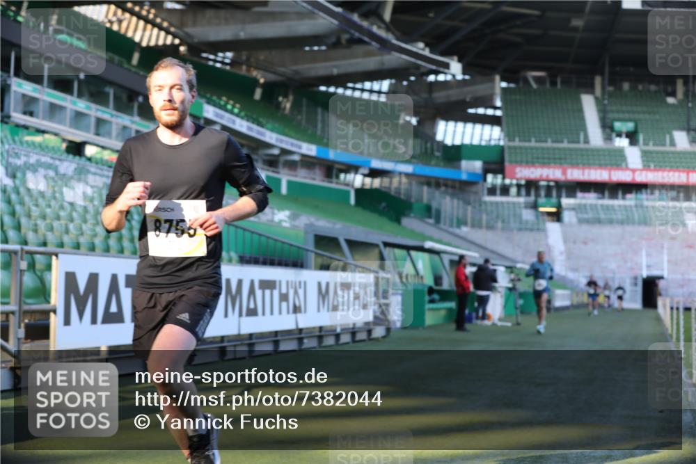 06.10.2024 - 19. swb-Marathon Bremen Yannick Fuchs http://msf.ph/oto/7382044 06.10.2024 10:22:08 Laufen im Stadion 7019, 7376, 7646, 7655, 7839, 7963, 8198, 8292, 8511, 8583, 8755, 8781, 8797, 8956 meine-sportfotos.de