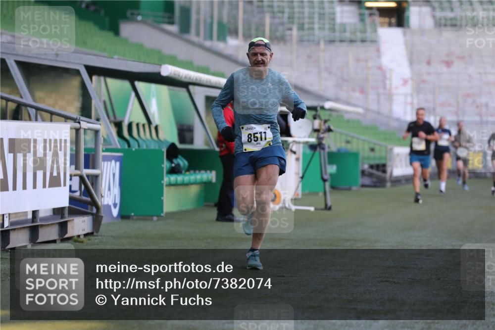 06.10.2024 - 19. swb-Marathon Bremen Yannick Fuchs http://msf.ph/oto/7382074 06.10.2024 10:22:11 Laufen im Stadion 7157, 7376, 7646, 7655, 7963, 8198, 8292, 8511, 8583, 8755, 8781, 8956 meine-sportfotos.de