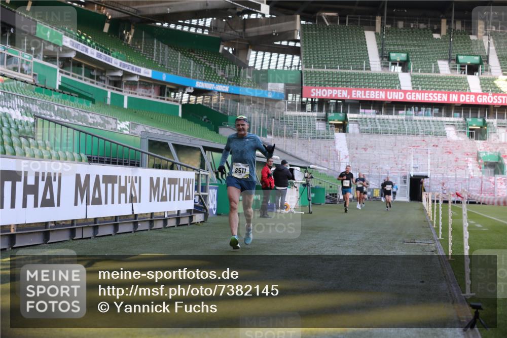 06.10.2024 - 19. swb-Marathon Bremen Yannick Fuchs http://msf.ph/oto/7382145 06.10.2024 10:22:12 Laufen im Stadion 7157, 7376, 7646, 7655, 7963, 8198, 8275, 8292, 8511, 8583, 8755, 8781, 8956, 9122 meine-sportfotos.de