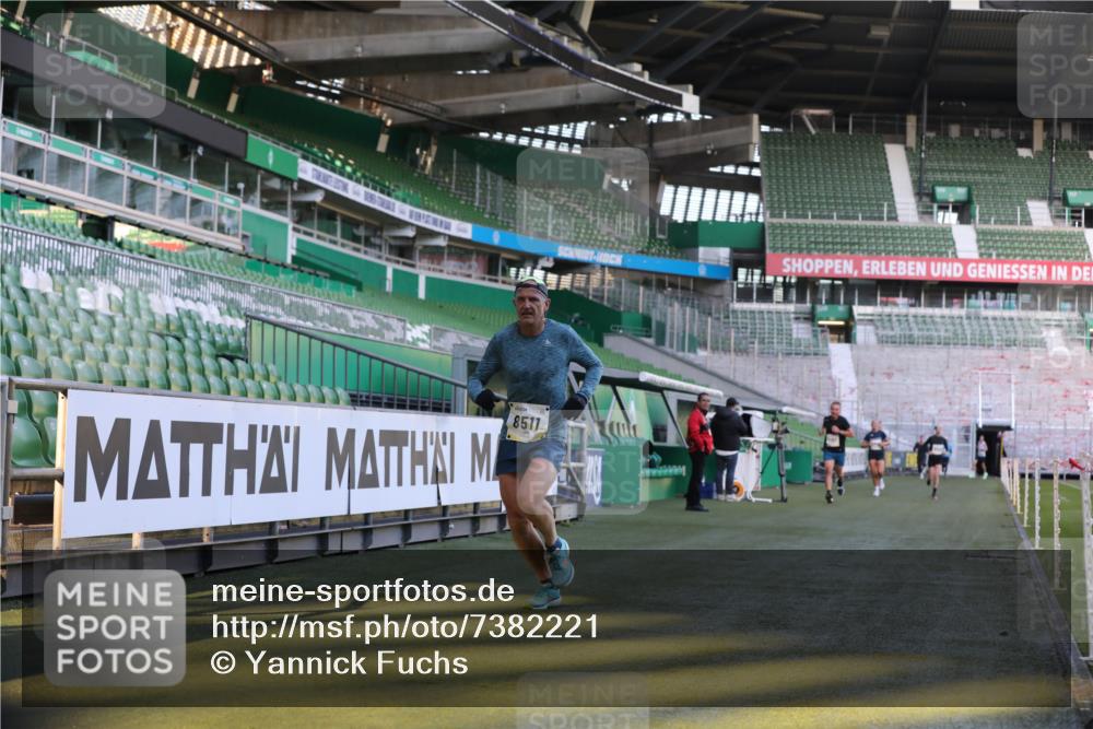 06.10.2024 - 19. swb-Marathon Bremen Yannick Fuchs http://msf.ph/oto/7382221 06.10.2024 10:22:13 Laufen im Stadion 7157, 7376, 7646, 7655, 7963, 8198, 8275, 8292, 8511, 8583, 8755, 8781, 8956, 9122 meine-sportfotos.de