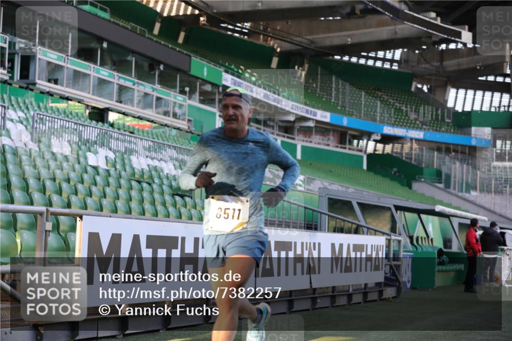 06.10.2024 - 19. swb-Marathon Bremen Yannick Fuchs http://msf.ph/oto/7382257 06.10.2024 10:22:14 Laufen im Stadion 7157, 7376, 7646, 7655, 7963, 8198, 8275, 8292, 8511, 8583, 8755, 8781, 8956, 9122 meine-sportfotos.de