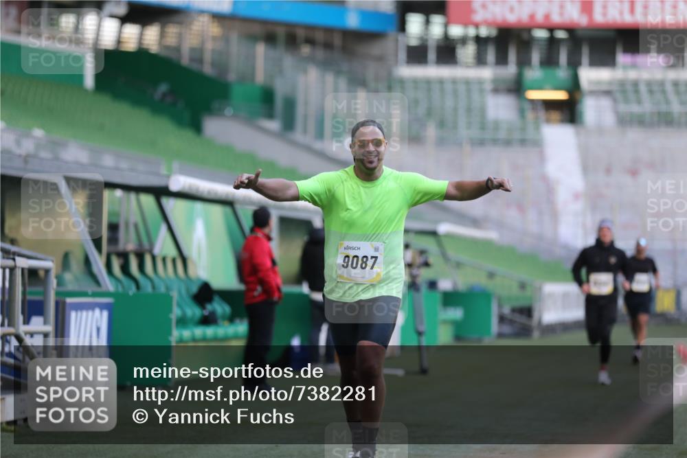 06.10.2024 - 19. swb-Marathon Bremen Yannick Fuchs http://msf.ph/oto/7382281 06.10.2024 10:22:44 Laufen im Stadion 7105, 7157, 7649, 7993, 8275, 8341, 8466, 8511, 9033, 9036, 9087, 9122 meine-sportfotos.de