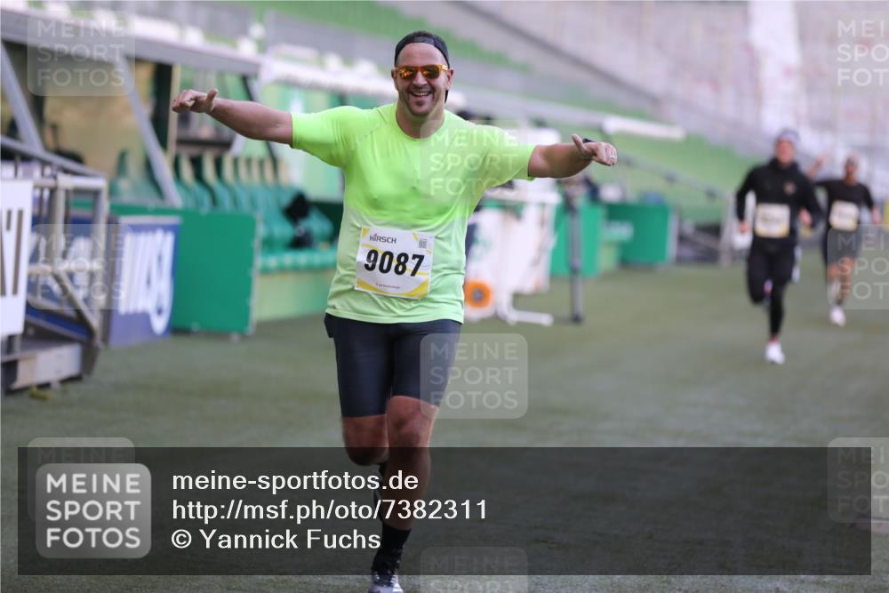 06.10.2024 - 19. swb-Marathon Bremen Yannick Fuchs http://msf.ph/oto/7382311 06.10.2024 10:22:45 Laufen im Stadion 7105, 7157, 7649, 7993, 8275, 8341, 8466, 8511, 9033, 9036, 9087, 9122 meine-sportfotos.de