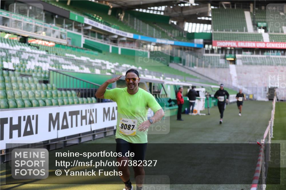 06.10.2024 - 19. swb-Marathon Bremen Yannick Fuchs http://msf.ph/oto/7382327 06.10.2024 10:22:46 Laufen im Stadion 7105, 7157, 7649, 7993, 8275, 8341, 8466, 8511, 9033, 9036, 9087, 9122 meine-sportfotos.de