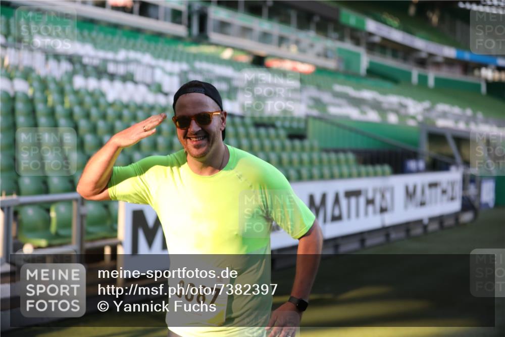 06.10.2024 - 19. swb-Marathon Bremen Yannick Fuchs http://msf.ph/oto/7382397 06.10.2024 10:22:47 Laufen im Stadion 7105, 7157, 7649, 7993, 8275, 8341, 8466, 8511, 9033, 9036, 9087, 9122 meine-sportfotos.de