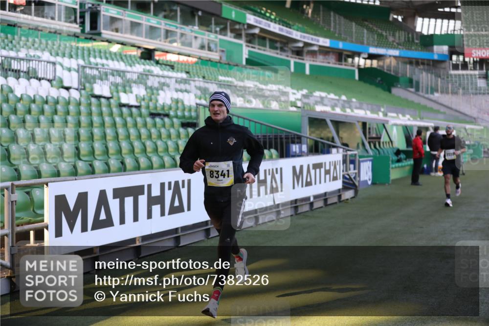06.10.2024 - 19. swb-Marathon Bremen Yannick Fuchs http://msf.ph/oto/7382526 06.10.2024 10:22:51 Laufen im Stadion 7105, 7157, 7649, 7993, 8275, 8341, 8466, 9033, 9036, 9087, 9122 meine-sportfotos.de