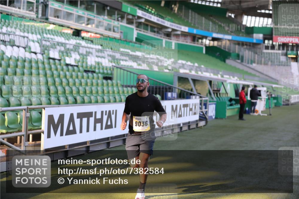 06.10.2024 - 19. swb-Marathon Bremen Yannick Fuchs http://msf.ph/oto/7382584 06.10.2024 10:22:55 Laufen im Stadion 7105, 7157, 7649, 7993, 8275, 8341, 8466, 9033, 9036, 9087, 9122 meine-sportfotos.de