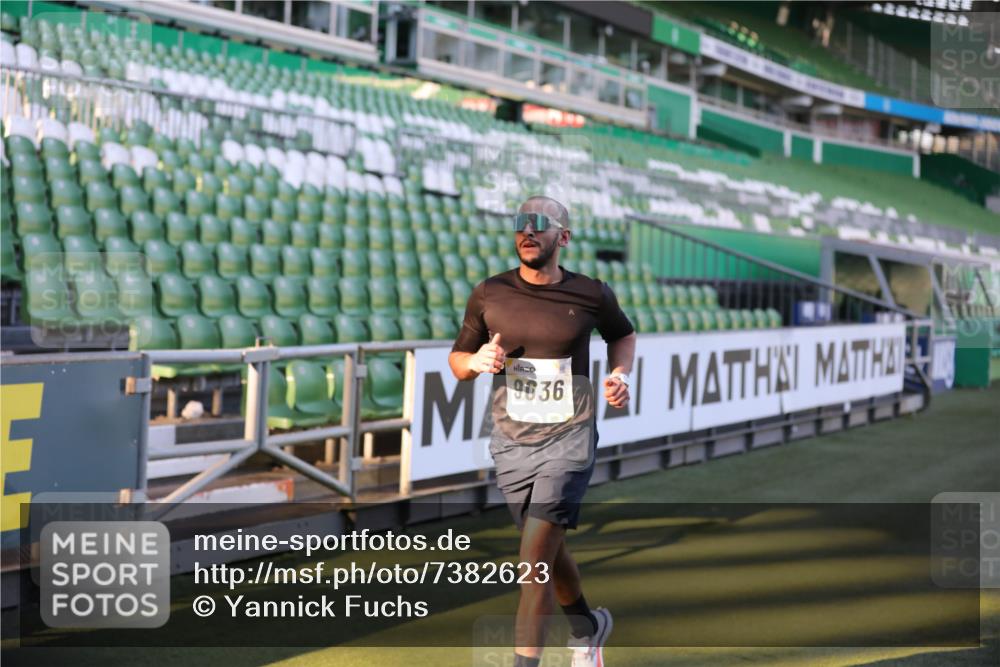 06.10.2024 - 19. swb-Marathon Bremen Yannick Fuchs http://msf.ph/oto/7382623 06.10.2024 10:22:56 Laufen im Stadion 7105, 7649, 7993, 8275, 8341, 8466, 9033, 9036, 9087, 9122 meine-sportfotos.de