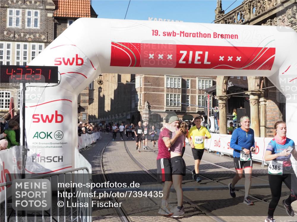 06.10.2024 - 19. swb-Marathon Bremen Luisa Fischer http://msf.ph/oto/7394435 06.10.2024 14:02:31 Ziel 1340, 3513, 4385, 4390, 5010, 5841, 5980 meine-sportfotos.de