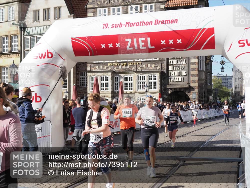 06.10.2024 - 19. swb-Marathon Bremen Luisa Fischer http://msf.ph/oto/7395112 06.10.2024 14:03:28 Ziel 1636, 2394, 2506, 2508, 3669, 3864, 4006 meine-sportfotos.de