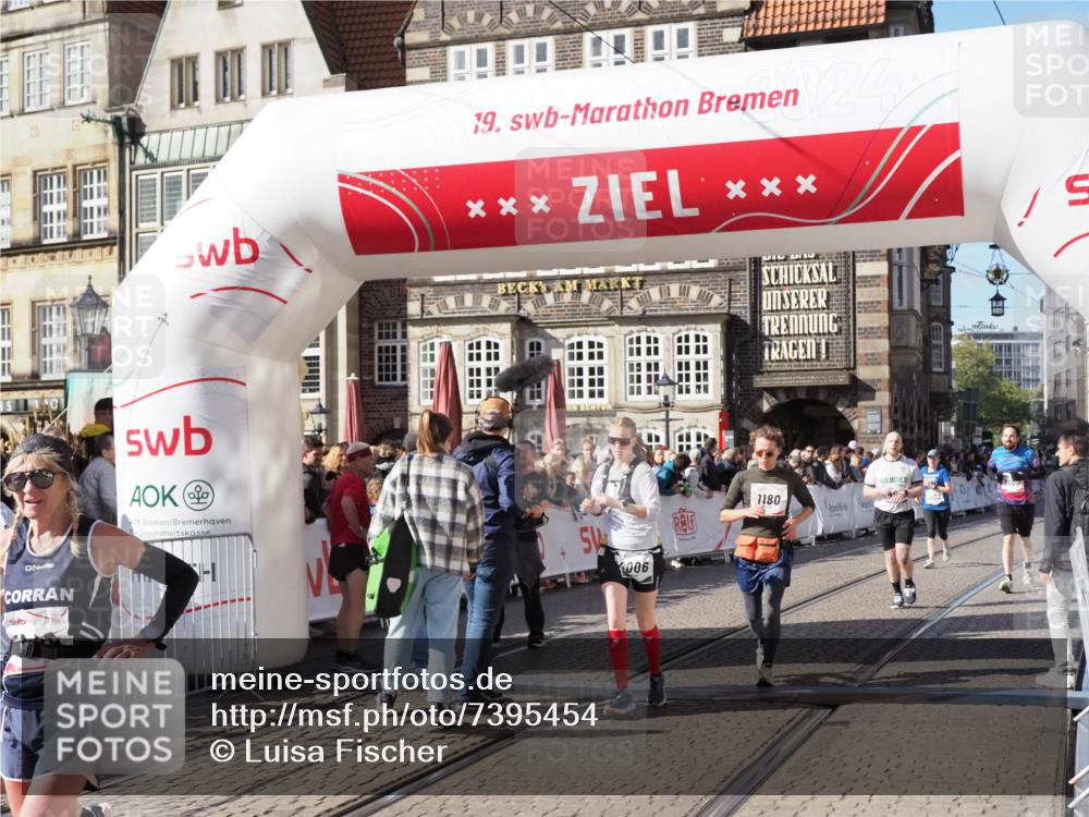 06.10.2024 - 19. swb-Marathon Bremen Luisa Fischer http://msf.ph/oto/7395454 06.10.2024 14:03:35 Ziel 1180, 1600, 1636, 3864, 4006, 4132, 4901 meine-sportfotos.de