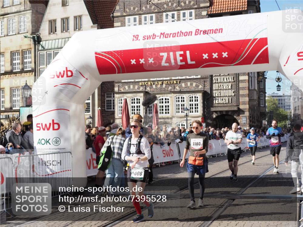 06.10.2024 - 19. swb-Marathon Bremen Luisa Fischer http://msf.ph/oto/7395528 06.10.2024 14:03:36 Ziel 1180, 1600, 1636, 3864, 4006, 4132, 4901 meine-sportfotos.de