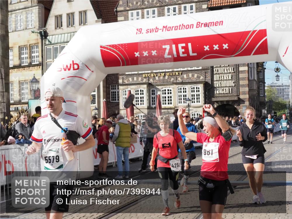 06.10.2024 - 19. swb-Marathon Bremen Luisa Fischer http://msf.ph/oto/7395944 06.10.2024 14:03:51 Ziel 961, 1213, 3025, 3841, 4250, 5046, 5089, 5269, 5579 meine-sportfotos.de