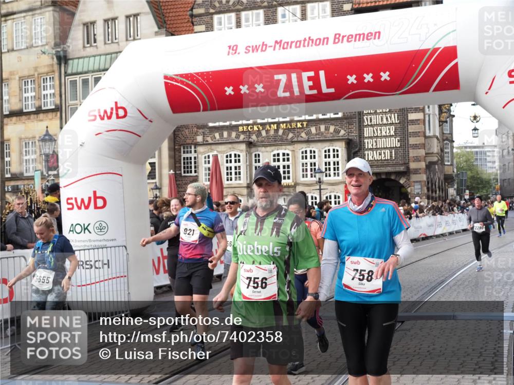 06.10.2024 - 19. swb-Marathon Bremen Luisa Fischer http://msf.ph/oto/7402358 06.10.2024 14:07:34 Ziel 756, 758, 921, 2290, 3813, 4079, 5608, 5655 meine-sportfotos.de