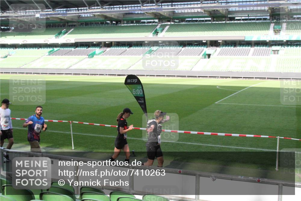 06.10.2024 - 19. swb-Marathon Bremen Yannick Fuchs http://msf.ph/oto/7410263 06.10.2024 14:03:16 Laufen im Stadion 387, 398, 469, 568, 599, 698, 1200, 1547, 1649, 3247, 6296, 6721, 6795, 6888 meine-sportfotos.de