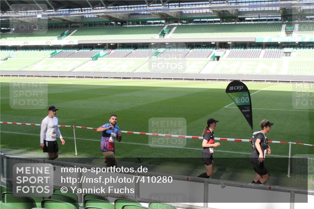 06.10.2024 - 19. swb-Marathon Bremen Yannick Fuchs http://msf.ph/oto/7410280 06.10.2024 14:03:17 Laufen im Stadion 387, 398, 469, 568, 599, 698, 1200, 1547, 1649, 3247, 6296, 6721, 6795, 6888 meine-sportfotos.de