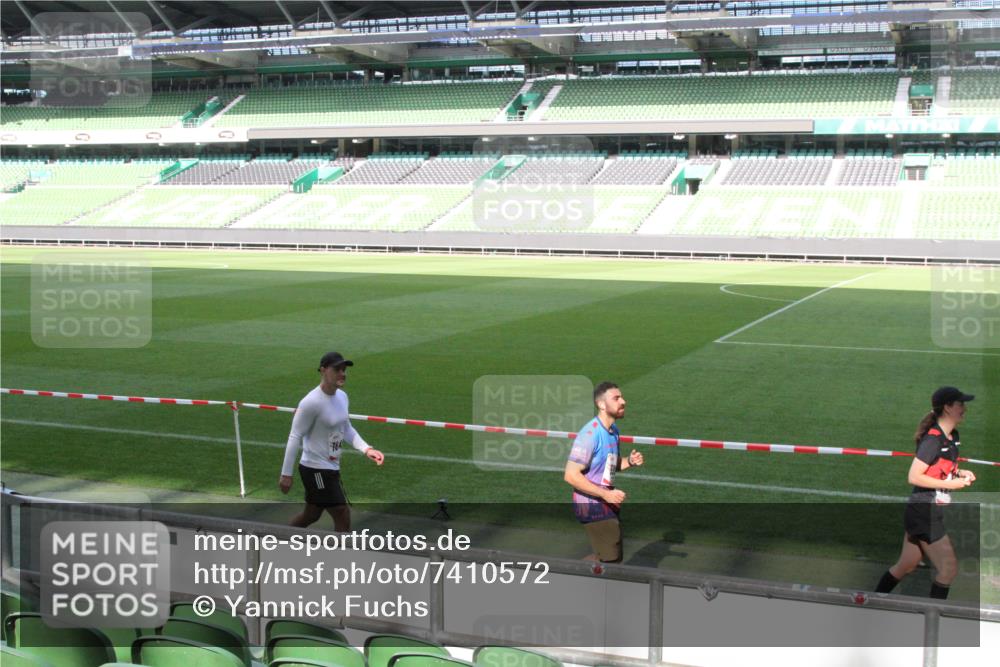 06.10.2024 - 19. swb-Marathon Bremen Yannick Fuchs http://msf.ph/oto/7410572 06.10.2024 14:03:18 Laufen im Stadion 387, 398, 469, 568, 599, 698, 1200, 1547, 1649, 3247, 6296, 6721, 6795, 6888 meine-sportfotos.de