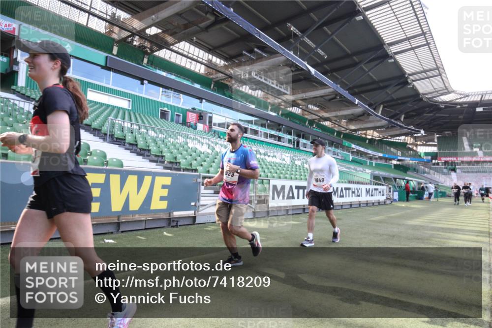 06.10.2024 - 19. swb-Marathon Bremen Yannick Fuchs http://msf.ph/oto/7418209 06.10.2024 14:03:13 Laufen im Stadion 387, 568, 599, 698, 1200, 1547, 3247, 6721, 6795, 6888 meine-sportfotos.de