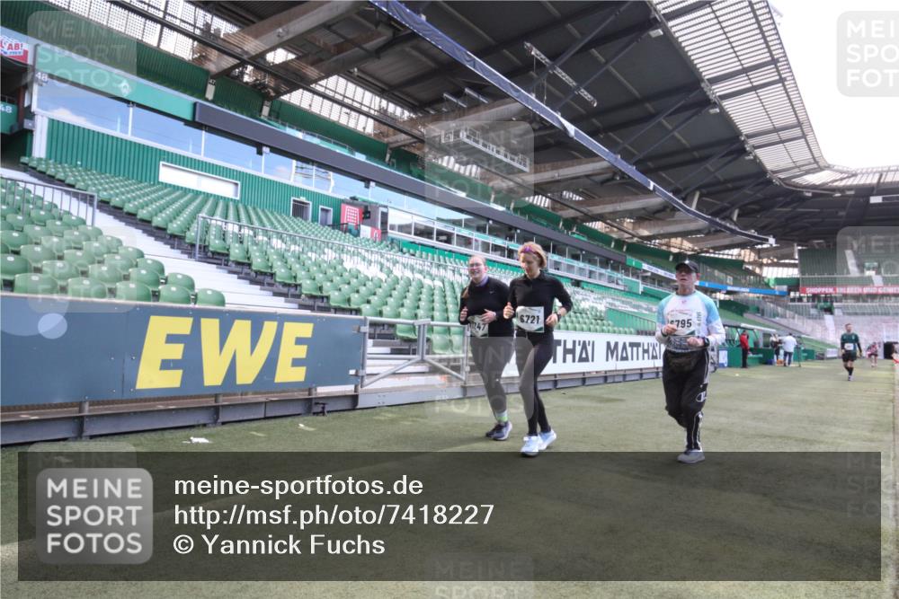 06.10.2024 - 19. swb-Marathon Bremen Yannick Fuchs http://msf.ph/oto/7418227 06.10.2024 14:03:25 Laufen im Stadion 387, 3247, 6721, 6795, 6888, 6920 meine-sportfotos.de