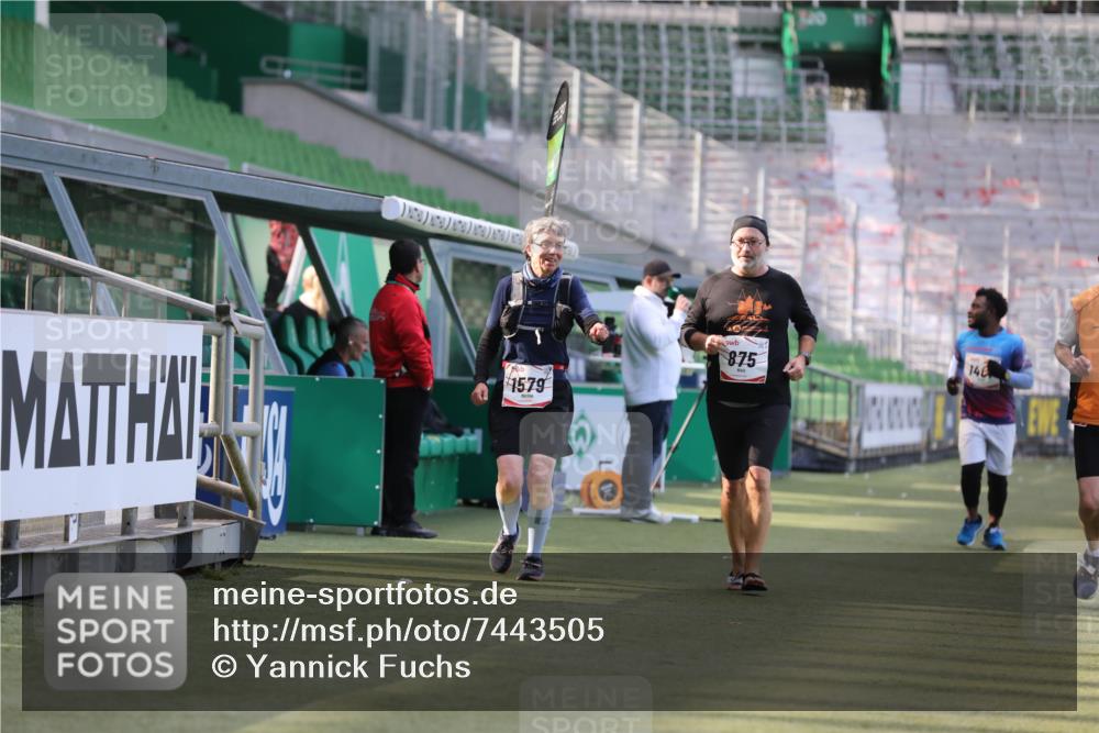 06.10.2024 - 19. swb-Marathon Bremen Yannick Fuchs http://msf.ph/oto/7443505 06.10.2024 14:02:25 Laufen im Stadion 398, 824, 825, 875, 964, 1467, 1480, 1579, 6296, 6604 meine-sportfotos.de