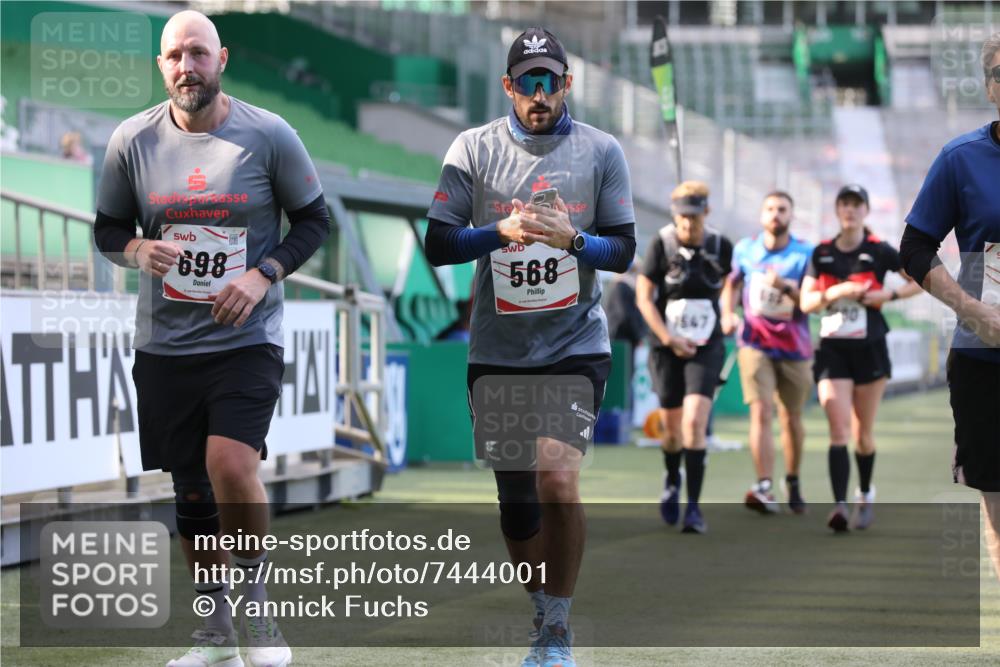 06.10.2024 - 19. swb-Marathon Bremen Yannick Fuchs http://msf.ph/oto/7444001 06.10.2024 14:03:05 Laufen im Stadion 387, 398, 469, 568, 599, 698, 1200, 1547, 1649, 3247, 6296, 6721, 6795 meine-sportfotos.de